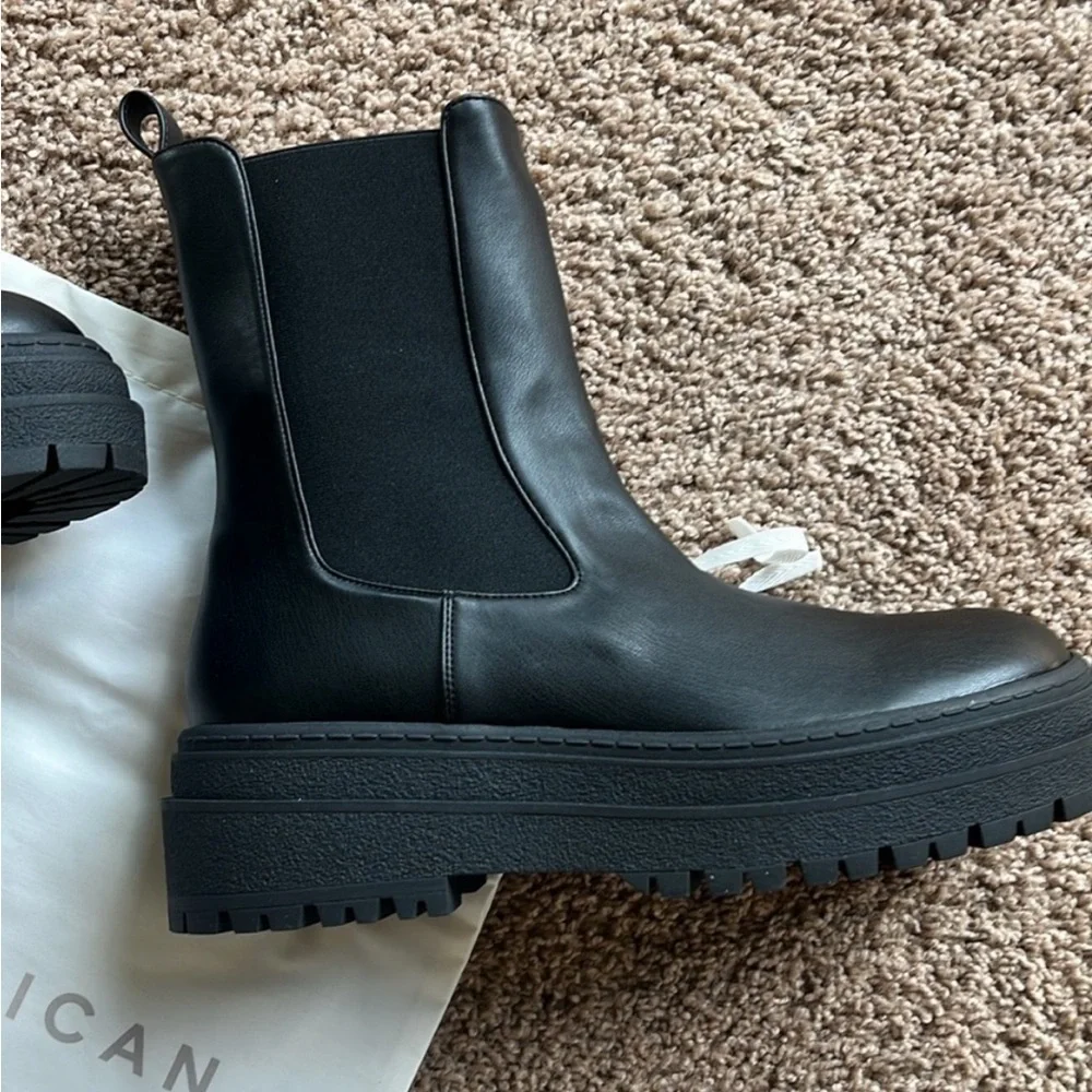 NWT Good American Chelsea Boot Size 10